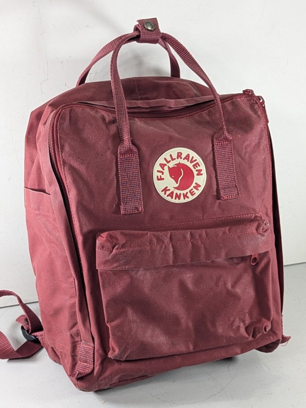 Fjallraven Kanken classic backpack in burgundy, city trip day bag, overnight bag